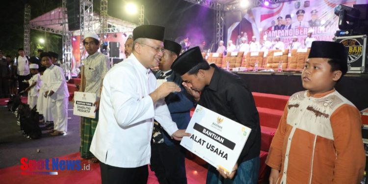 BAZNAS Kab. Sampang menyalurkan bantuan kepada mustahik Pada acara “Sampang Bersholawat”