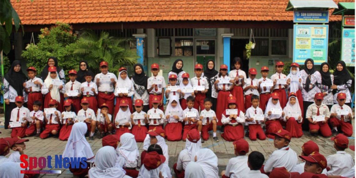 Berbagi Kebahagiaan di Hari Guru: SDN Gemurung dan Baznas Bantu 35 Siswa Yatim dan Dhuafa
