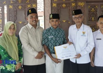 BAZNAS Kab. Lamongan Salurkan Beasiswa untuk Siswa Berprestasi dalam Program Lamongan Cerdas