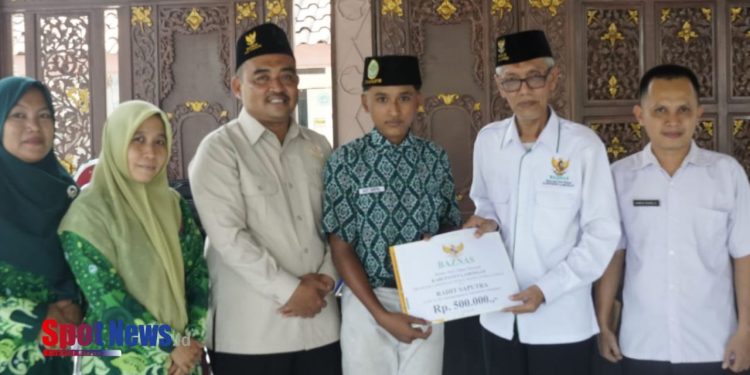 BAZNAS Kab. Lamongan Salurkan Beasiswa untuk Siswa Berprestasi dalam Program Lamongan Cerdas