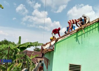 BAZNAS Ngawi dan Masyarakat Gerak Cepat Renovasi Atap Sekolah Yang Ambrul Akibat Hujan Deras