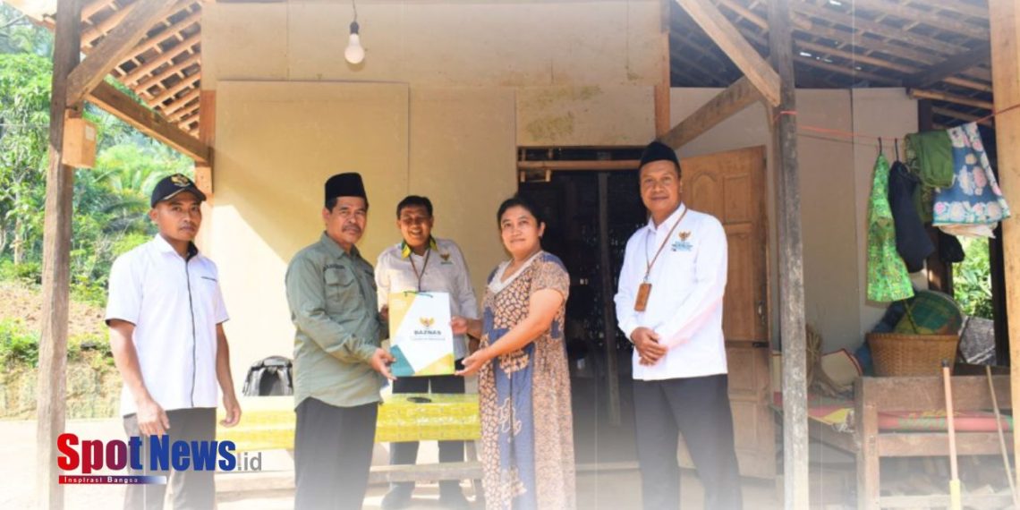 BAZNAS Trenggalek Serahkan Bantuan untuk Korban Rumah Roboh di Desa Ngerdani