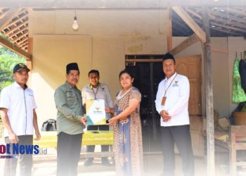 BAZNAS Trenggalek Serahkan Bantuan untuk Korban Rumah Roboh di Desa Ngerdani
