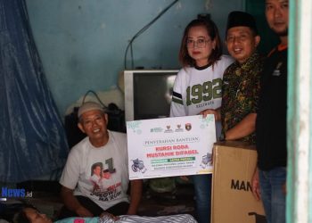 BAZNAS Ngawi Salurkan Alat Bantu Bagi Lansia yang Mengalami Kesulitan Berjalan