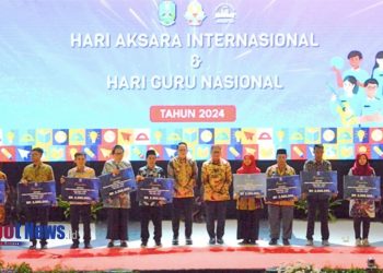 BAZNAS Jatim Bersama Dinas Pendidikan Salurkan Bantuan Kesejahteraan untuk Guru Inspiratif dalam Perayaan Hari Guru Nasional ke-79