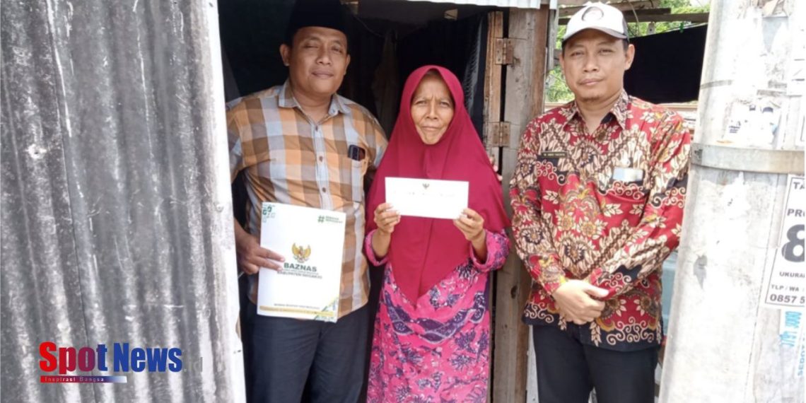Baznas Sidoarjo Salurkan Bantuan Biaya Hidup untuk Ibu Anik Farida di Tawangsari