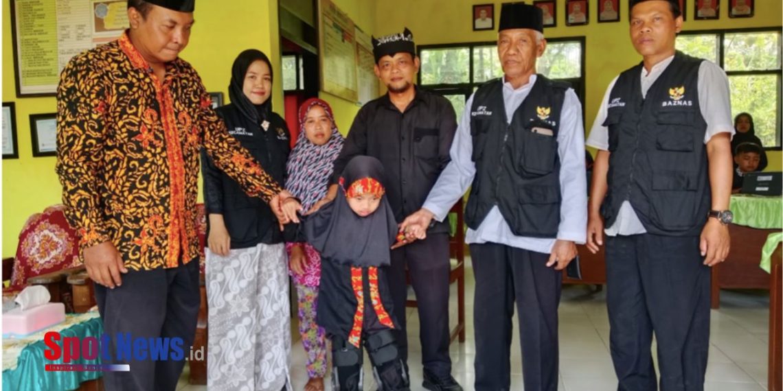 BAZNAS Banyuwangi Berikan Bantuan Alat Bantu Berdiri untuk Dini Aminatul Rizka, Siswi SDN III Sumberarum