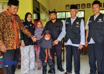 BAZNAS Banyuwangi Berikan Bantuan Alat Bantu Berdiri untuk Dini Aminatul Rizka, Siswi SDN III Sumberarum