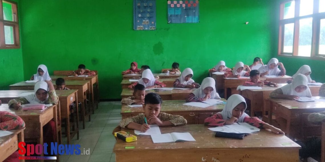 BAZNAS Kabupaten Ngawi Salurkan Beasiswa Berprestasi dan Bantuan untuk Anak Yatim di Olimpiade Nasional Matematika dan IPA