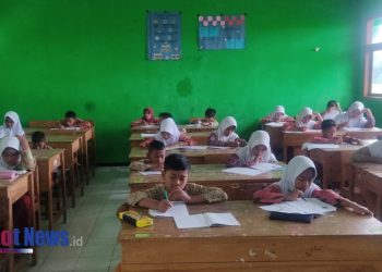 BAZNAS Kabupaten Ngawi Salurkan Beasiswa Berprestasi dan Bantuan untuk Anak Yatim di Olimpiade Nasional Matematika dan IPA