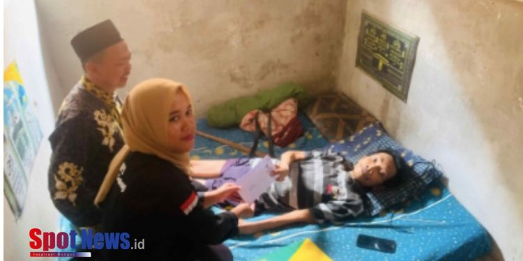 BAZNAS Banyuwangi Bantuan Tambahan Biaya Pengobatan untuk R. Yugrahana, Warga Kurang Mampu Desa Genteng Kulon