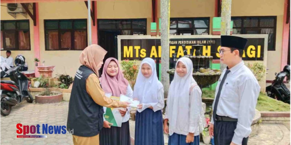 BAZNAS Banyuwangi Bantu Beasiswa untuk Novita Anggraini, Siswa Berprestasi di MTs Alfatah Sragi