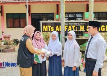 BAZNAS Banyuwangi Bantu Beasiswa untuk Novita Anggraini, Siswa Berprestasi di MTs Alfatah Sragi