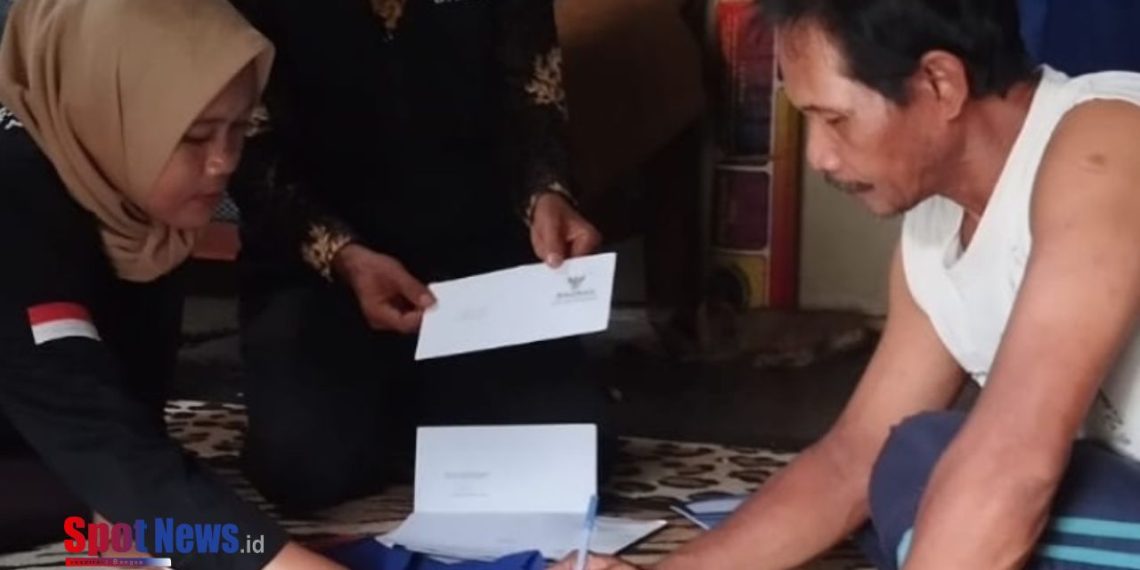 BAZNAS Banyuwangi Salurkan Bantuan untuk Nur Hasanah, Penderita Sakit Lambung dan Gagal Ginjal