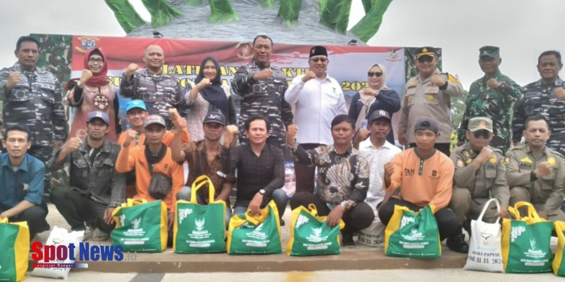 BAZNAS Jatim Bersama Pusdiksus Kodiklatal TNI AL Salurkan 100 Paket Sembako untuk Nelayan di Kedung Cowek Surabaya