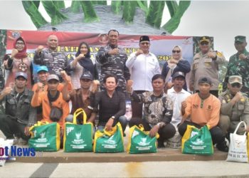 BAZNAS Jatim Bersama Pusdiksus Kodiklatal TNI AL Salurkan 100 Paket Sembako untuk Nelayan di Kedung Cowek Surabaya