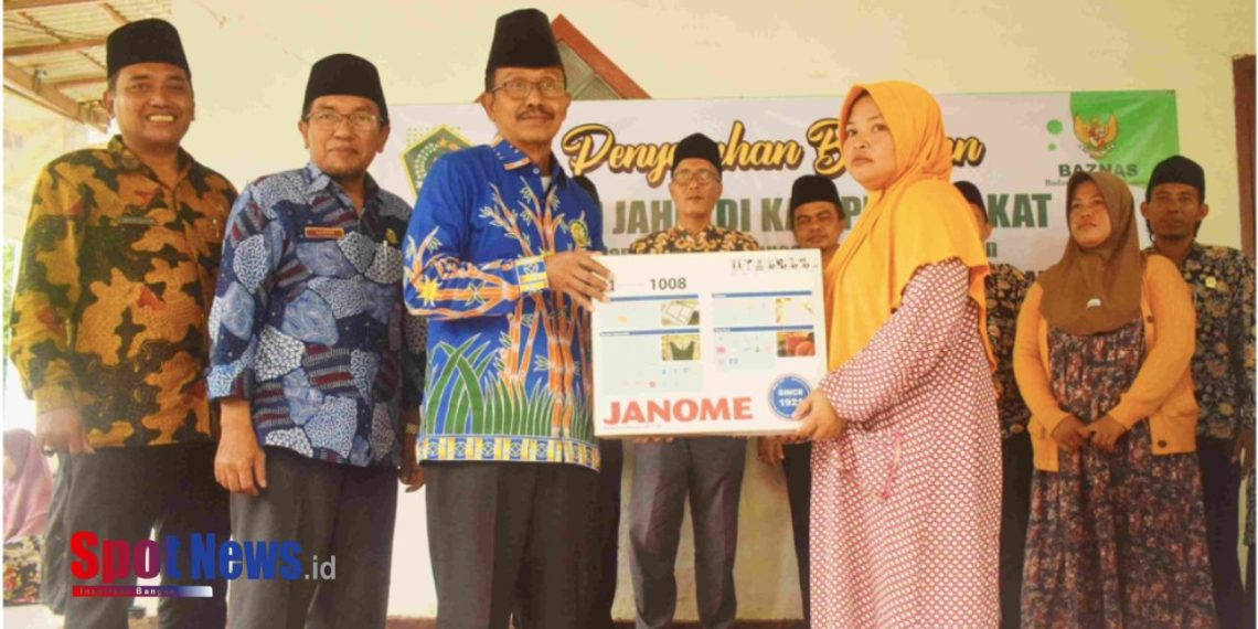 Baznas Sampang Bersama Kemenag Sampang Serahkan Bantuan Mesin Jahit kepada Warga Binaan Kampung Zakat Pezak Madani