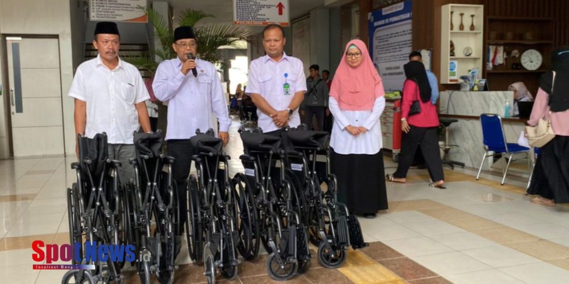 BAZNAS Kabupaten Tulungagung Salurkan 5 Kursi Roda untuk RSUD dr. Iskak