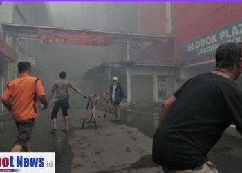 Glodok Plaza  Kebakaran, DAMKAR Mulai Proses Pendinginan