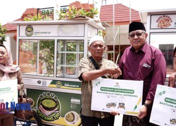 Dukung UMKM, BAZNAS Jatim Salurkan 10 Unit Rombong kepada Mustahik
