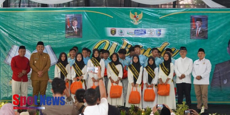 Baznas Ngawi Salurkan Beasiswa kepada 143 Anak Kader Hafidz saat Wisuda Tahfidz SMPN 1 Jogorogo