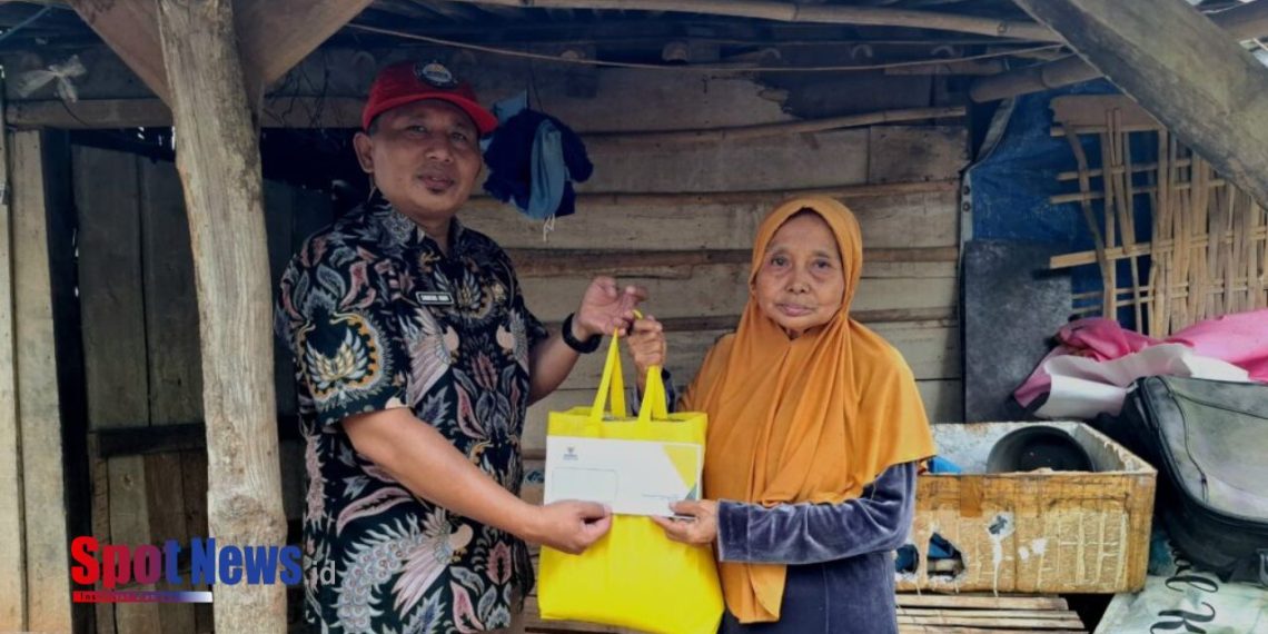BAZNAS Ngawi Bersihkan Rumah dan Bantu Nenek Suminem, Lansia 79 Tahun yang Hidup Sebatang Kara