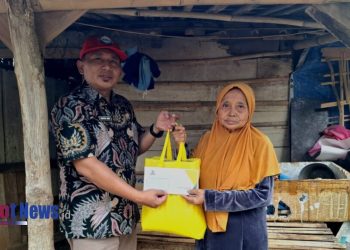 BAZNAS Ngawi Bersihkan Rumah dan Bantu Nenek Suminem, Lansia 79 Tahun yang Hidup Sebatang Kara