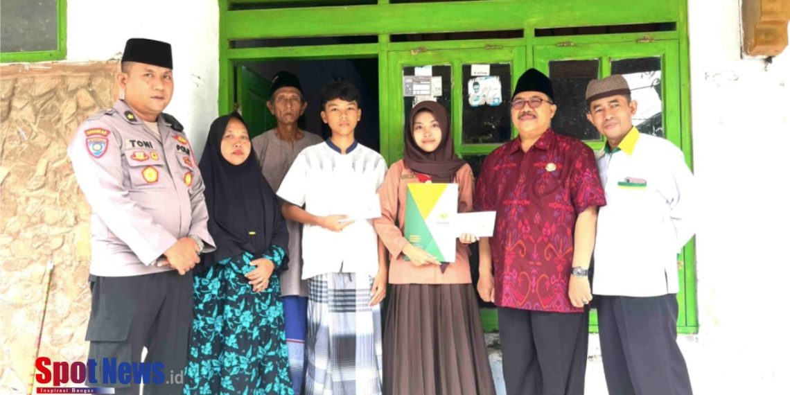 Polresta Banyuwangi dan BAZNAS Salurkan Bantuan Pendidikan untuk Gendis dan Genta, Anak Yatim Piatu yang Berprestasi