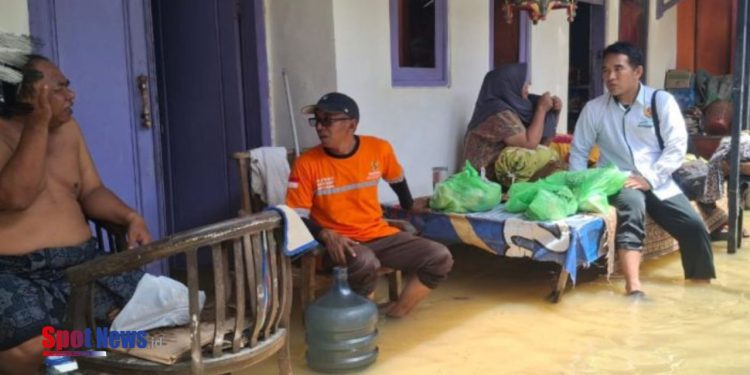 MUI Jatim dan Baznas Sumenep Salurkan Bantuan Makanan untuk Warga Terdampak Banjir