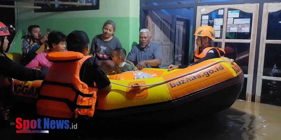 BAZNAS Tanggap Bencana Trenggalek Evakuasi Korban Banjir di Tengah Hujan Deras