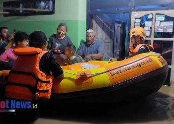 BAZNAS Tanggap Bencana Trenggalek Evakuasi Korban Banjir di Tengah Hujan Deras