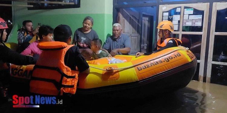 BAZNAS Tanggap Bencana Trenggalek Evakuasi Korban Banjir di Tengah Hujan Deras