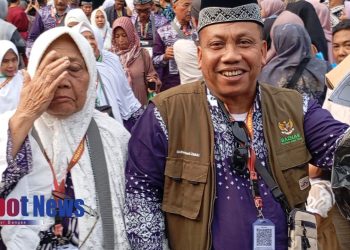 Dai kondang Jawa Timur Dr. KH. Muhammad Zakki, M.Si. dan Ibunda Tercinta Berangkat Menunaikan Ibadah Haji 2025
