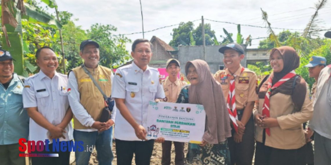 Wakil Bupati, BAZNAS Ngawi Beri Bantuan RTLH untuk Mbah Kasmi Bersama Kwartir Cabang Pramuka Ngawi Tahun 2025
