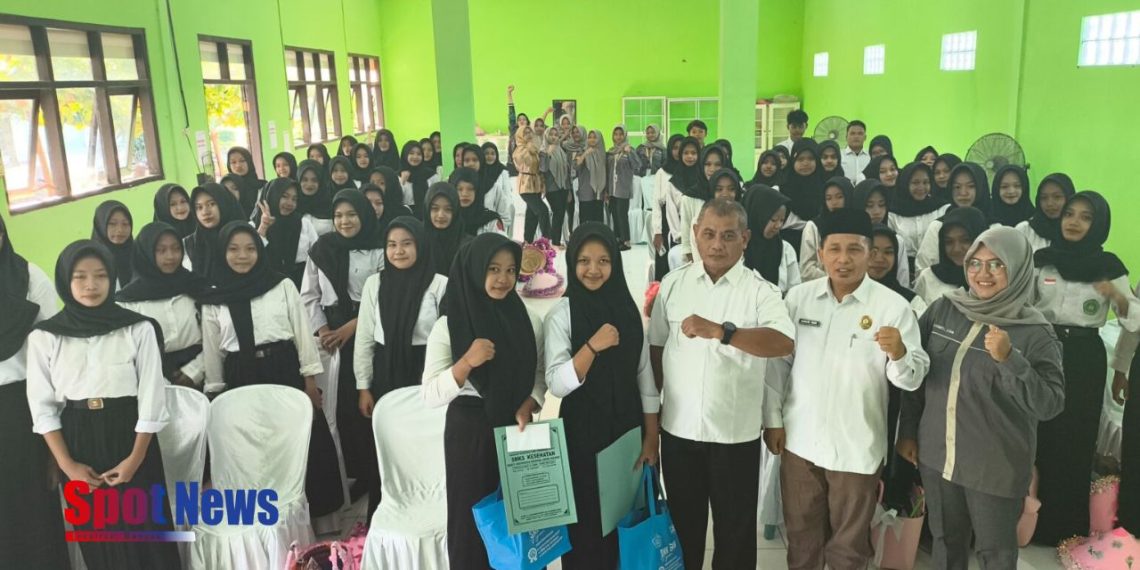 BAZNAS Ngawi Salurkan 50 Seragam Sekolah Gratis untuk Siswa Yatim dan Dhuafa di SMK Kesehatan BIM
