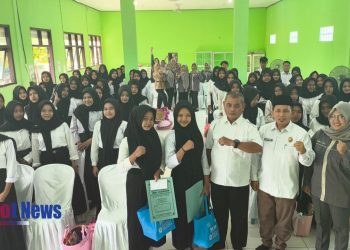 BAZNAS Ngawi Salurkan 50 Seragam Sekolah Gratis untuk Siswa Yatim dan Dhuafa di SMK Kesehatan BIM