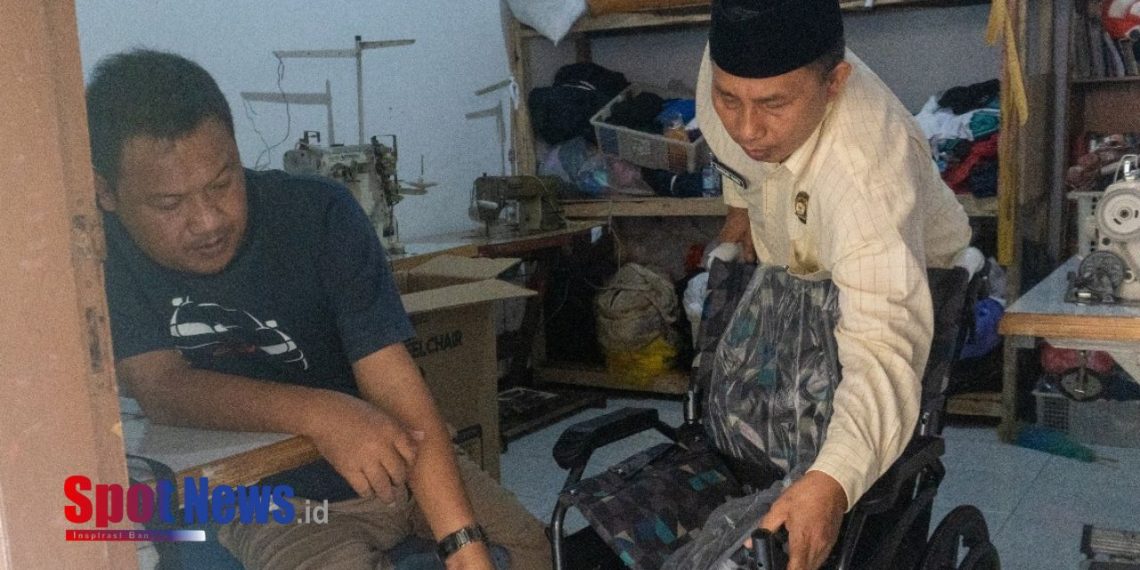 BAZNAS Ngawi Salurkan Bantuan Kursi Roda untuk Tukang Jahit di Desa Gedunggudel