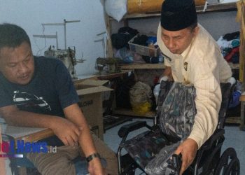 BAZNAS Ngawi Salurkan Bantuan Kursi Roda untuk Tukang Jahit di Desa Gedunggudel