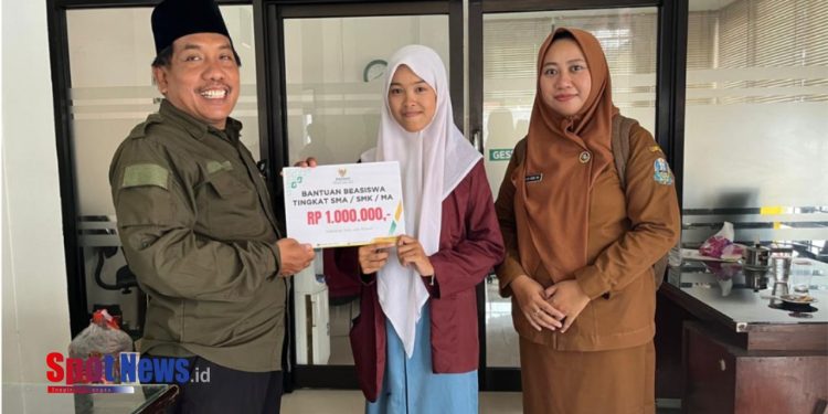 BAZNAS Jatim Dukung Pendidikan Dua Siswi Berprestasi Dawarblandong