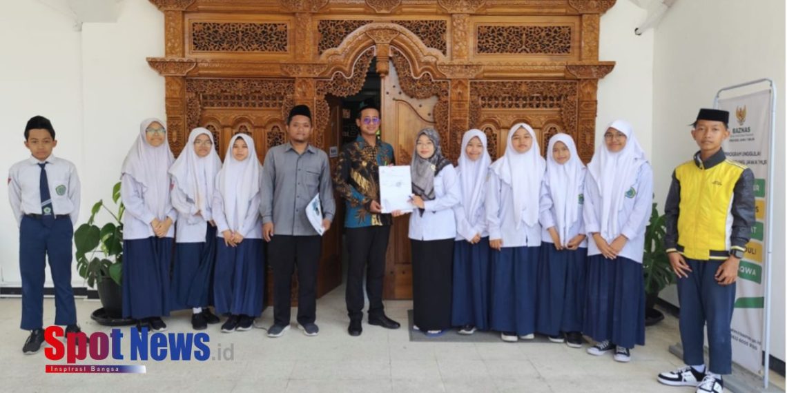 BAZNAS Jatim Salurkan Bantuan Pendidikan untuk Siswa Yatim SMP Amanatul Ummah Surabaya