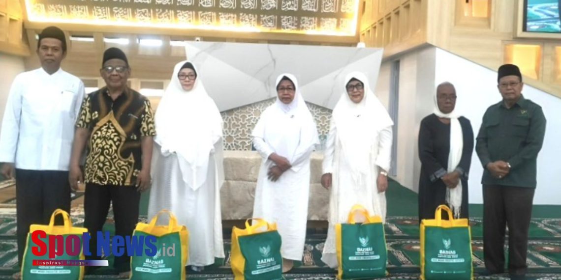BAZNAS Jatim Salurkan 300 Paket Sembako di Peringatan Maulid Nabi 1447 H