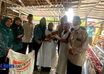 BAZNAS Lamongan Bersinergi dengan PKK dan Dinas Peternakan Salurkan Bantuan Ayam Petelur untuk Tekan Angka Stunting