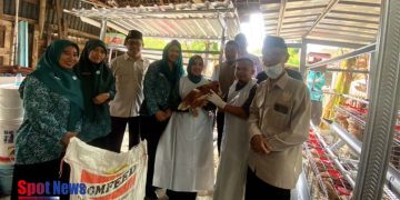 BAZNAS Lamongan Bersinergi dengan PKK dan Dinas Peternakan Salurkan Bantuan Ayam Petelur untuk Tekan Angka Stunting