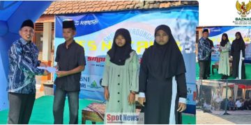 BAZNAS Ngawi Salurkan Bantuan Pendidikan Saat Pengambilan Rapor di SMPN 2 Kwadungan