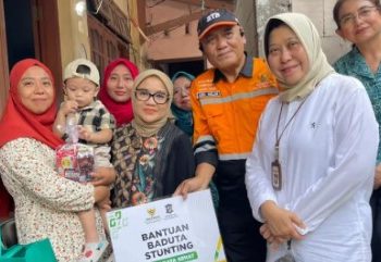 Dukung Penurunan Stunting, BAZNAS Surabaya Lakukan Penyaluran Susu dan Vitamin Secara Door to Door