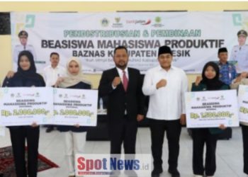 Bupati Gresik Menyerahkan Langsung Beasiswa Mahasiswa Produktif Baznas Kabupaten Gresik
