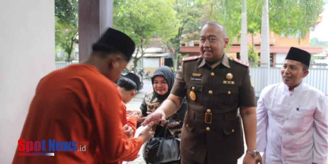 Kejari Ngawi dan BAZNAS Ngawi Gelar Santunan Anak Yatim dan Dhuafa di Rumah Dinas Kajari