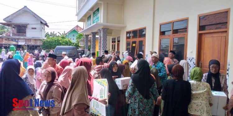 BAZNAS Kabupaten Probolinggo Bersama MWCNU Paiton Salurkan Sembako Pra Ramadan