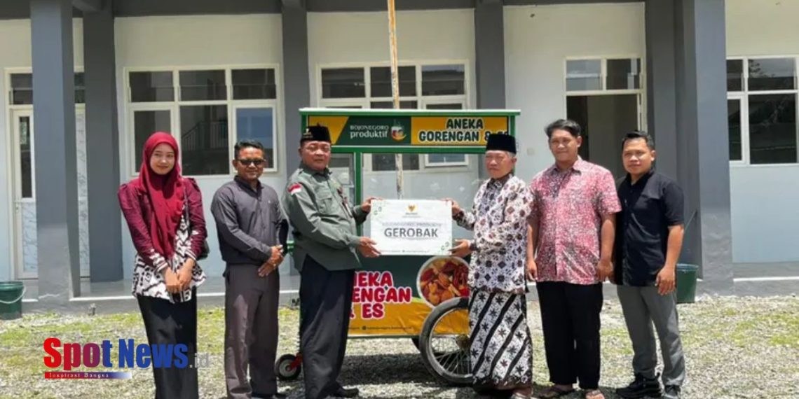 BAZNAS Kabupaten Bojonegoro Distribusikan Gerobak Usaha, Perkuat Ekonomi Berbasis Pesantren