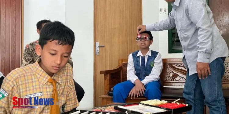 BAZNAS Kabupaten Kediri Hadirkan Program Kediri Cerdas, Salurkan Kacamata Baca Gratis untuk Pelajar